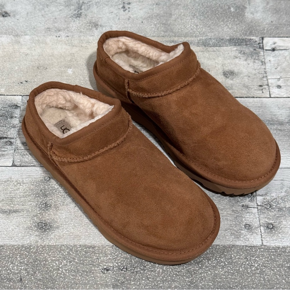 UGG Women’s Classic Slipper - Che - Size - 4 .US